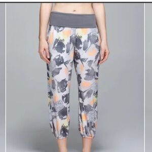 LULULEMON Om Pant Mini Art Pop White Multi / Slate 4